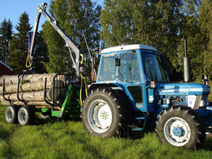 Vi erbjuder transport av ved, timmer